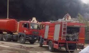 السيطرة على حريق داخل مصنع في مدينة بدر دون إصابات 