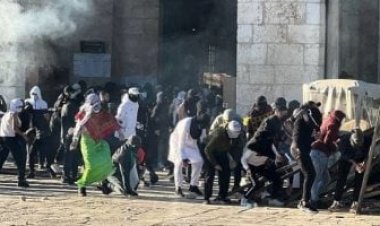 قوات الاحتلال تقتحم المسجد الاقصى وتهاجم المصليين