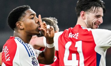 أرسنال يفوز على توتنهام ويقلص الفارق مع ليفربول في الصدارة