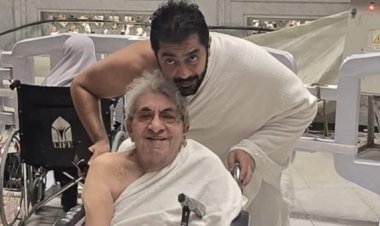 أحمد فلوكس يرافق والده فاروق فلوكس على كرسي متحرك لأداء مناسك العمرة