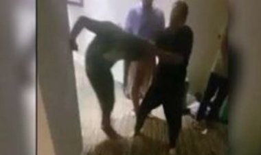 يعتدي على أحد أعضاء فرقته بالضرب بحذاء وصفعه.. فيديو لعلى خان يثير الجدل