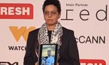 مي محمود سعد تحمل صورة المخرج الفلسطيني أحمد الدنف على السجادة الحمراء للقاهرة السينمائي