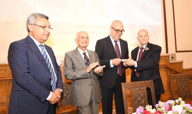 جمعية المهندسين المصرية تُكَرِّمُ الدكتور عاصم الجزار وزير الإسكان وتمنحه العضوية الفخرية