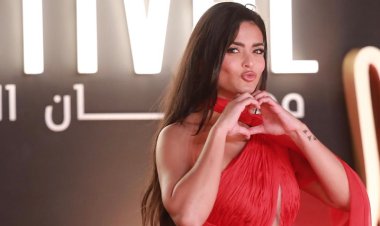سعره يتخطى 300 ألف جنيه.. أسماء جلال تخطف الأنظار بفستان أحمر في حفل ختام مهرجان الجونة