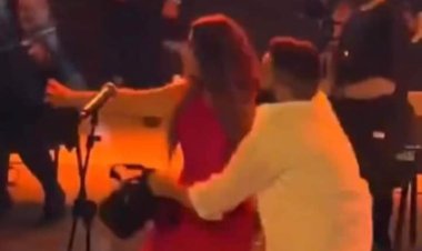 معجب يقتحم مسرح نجوى كرم ويحتضنها بقوة