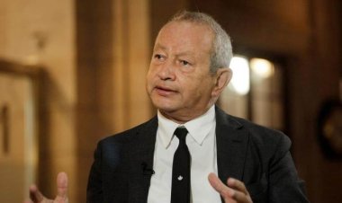 حفاظًا على السياحة وسمعة مصر.. ساويرس يطالب بإبعاد الجمال والدواب عن منطقة الأهرامات