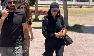 بملامح يكسوها الحزن.. وصول أحمد حلمي ومنى زكي لمسجد ناصر ببنها لتشييع جثمان والدته