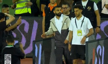 بعد غيابه عن المباراة.. صلاح يدعم منتخب مصر أمام روسيا