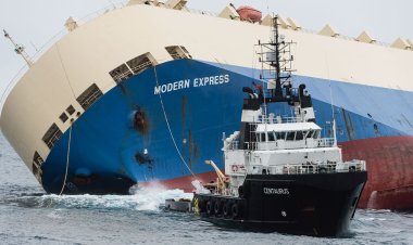 عاجل... هيئة قناة السويس تنقذ سفينة وطاقمها من الغرق قبل دخولها القناة