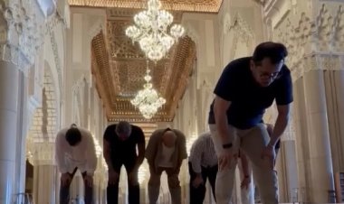 تركي آل الشيخ ينشر فيديو للنجم الأمريكي «إسبوزيتو» أثناء أداء الصلاة