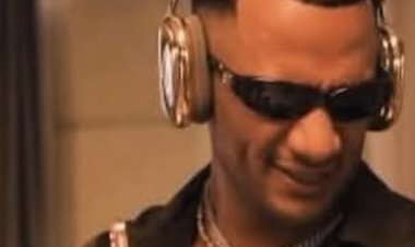 محمد رمضان يثير الجدل بهدية مميزة.. سماعة وأيفون ذهب عيار 24