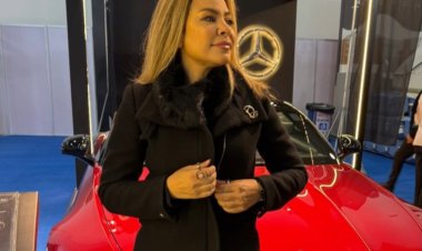 بسيارة حمراء باهظة الثمن.. ألفت عمر تثير الجدل في أحدث ظهور لها