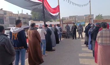 اصطفاف  الناخبين أمام اللجان الانتخابية فى جولة الإعادة للمرحلة الثانية من انتخابات مجلس النواب بالقاهرة 