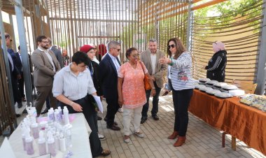 محافظ دمياط  تصطحب وفدا من سفراء الدول الأمريكية فى جولة نيلية