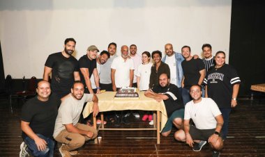 بالصور.. كواليس احتفال مي عزالدين وعمرو يوسف وأبطال مسرحية «قلبي وأشباحه» بعيد ميلاد سليمان عيد أثناء البروفات