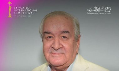 القاهرة السينمائي الدولي يكرم المخرج محمد عبد العزيز بالهرم الذهبي لإنجاز العمر في دورته الـ46