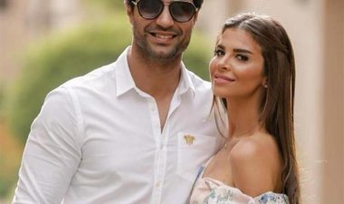 كريم فهمي يؤدي مناسك العمرة برفقة زوجته خلال تواجدهما في السعودية