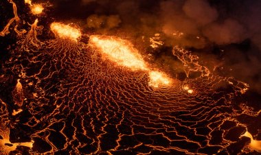 ثوران بركاني هائل يغطي الطريق الرئيسية في أيسلندا