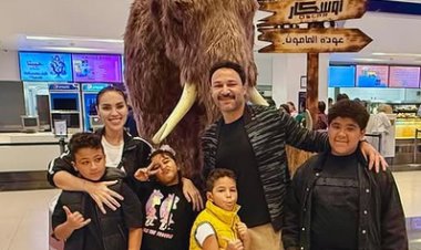 محمد العمروسي يتجاهل اتهامات طليقته وينشر صورة مع أبنائه وزوجته مي فاروق