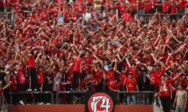 بهتافات نارية.. جماهير الأهلي تطالب برحيل "ريبييرو" خلال مباراة بيراميدز