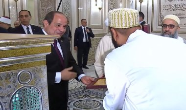 هدية تذكارية من سلطان البهرة إلى الرئيس السيسي أثناء افتتاح جامع السيدة زينب