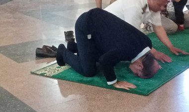 عاجل... والد «حبيبة الشماع» يؤدي صلاة الظهر قبل بدء جلسة محاكمة المتسبب في وفاة ابنته