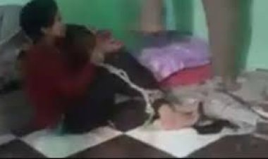 جريمة مروعة.. القبض على ربة منزل لتعذيبها ابنتها بالاشتراك مع عشيقها