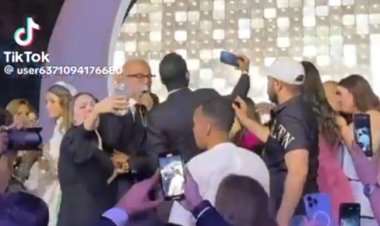 عمرو دياب يتعرض لهجوم عنيف بعد صفعه لمعجب