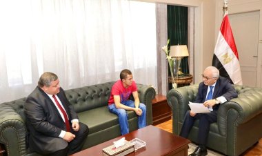 وزير التربية والتعليم يُكرم طالبًا مبتكرًا يُساهم في نشر ثقافة الاستفادة من الطاقة الشمسية