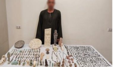 القبض على مزارع بحوزته 526 قطعة أثرية عثر عليها داخل جبل بالمنيا
