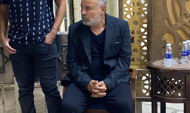 الحزن يسيطر على الفنان صبحي خليل في عزاء والدته.. ونجوم الفن يساندونه