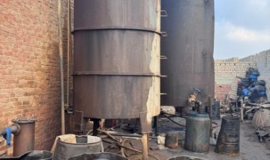 بمضبوطات 175 طنا.. ضبط مصنع لإعادة تدوير زيوت السيارات وطرحها بالأسواق فى كرداسة