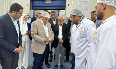 وزير التجارة ومحافظ بورسعيد يتفقدان مصنعا لإنتاج الأسماك المدخنة