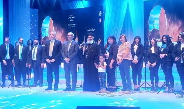 بالصور.. تامر عبدالمنعم يحضر حفل عيد القيامة المجيد بمسرح السامر