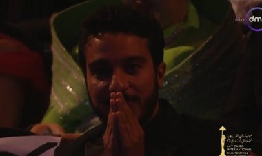 دموع الفخر تسيطر على نور النبوي خلال تكريم والده خالد النبوي بمهرجان القاهرة السينمائي