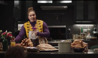 تشبه الأبطال الخارقين..  الفنانة السودانية إسلام مبارك تتألق في أحداث الحلقة الأولى من «أشغال شقة جدا»