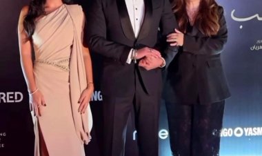 بعد ضجة طلاق كريم محمود عبد العزيز.. لقطة طريفة لعمرو يوسف وكندة علوش من العرض الخاص لـ«السلم والثعبان 2» 