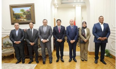 قدموا له التهنئة.. تفاصيل زيارة وفد حزب «حُماة الوطن» لمحافظ القاهرة