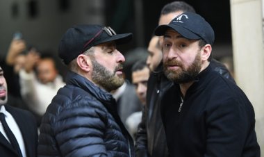 لحظات انهيار الفنان نضال الشافعي في عزاء والدته.. ونجوم الفن يساندونه