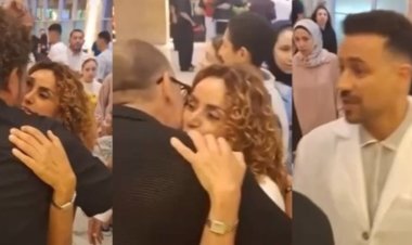بالأحضان والقبلات.. علا رشدي وأحمد داود يستقبلان نجوم الفن في العرض الخاص لـ «إذما»