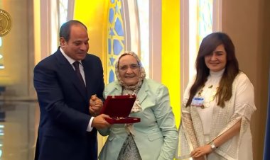 الرئيس السيسي يكرم الدكتورة آمال إسماعيل التي حصلت على الماجستير بعد تجاوزها 80 عاماً