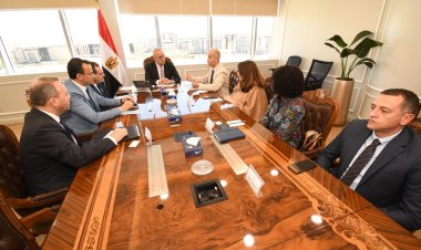 مسئولو الإسكان يزورون مصنعا جديدا لتجميع حافلات النقل بالسويس