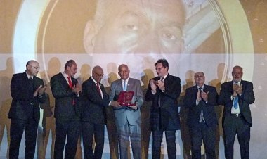 وزير الثقافة يكرم رموز الإبداع ويمنح أسماء كبار الفنانين والمثقفين دروع التكريم