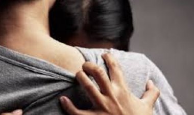 عامل يضبط شقيقه فى أحضان  زوجته  بالعمرانية