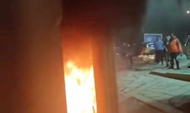 السيطرة على حريق نشب في كشك بسبب القاء ألعاب نارية عليه بالتجمع الأول