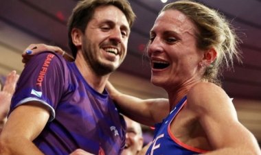 رومانسيات أولمبياد باريس.. عداءة فرنسية تركع على ركبتها وتطلب يد صديقها للزواج