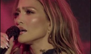 صرصور يصعد إلى رقبة جينيفر لوبيز  أثناء غناؤها فى حفلها بكازاخستان