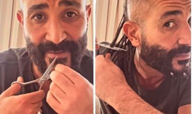 في فيديو على حسابه الشخصي..  أحمد سعد يقص ضفائر شعره ويزيل أقراط ذقنه