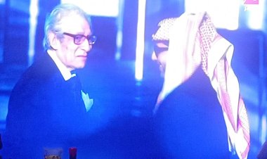 مهرجان «Joy Awards» يكرم فاروق حسني وتركي آل الشيخ يقبل رأسه