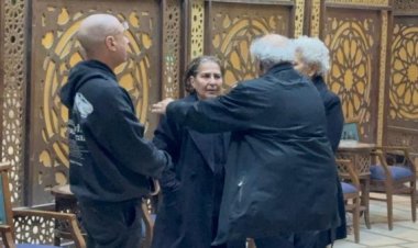 حنان يوسف تتلقى عزاء شقيقها المؤلف طارق يوسف بمسجد الحامدية الشاذلية